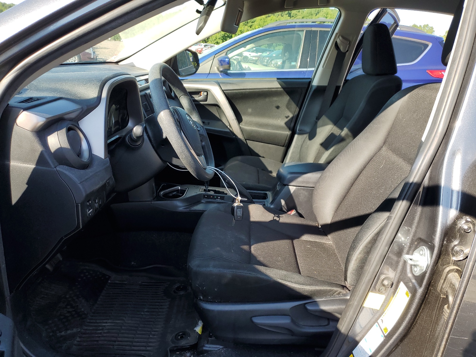 JTMBFREV6JD252040 2018 Toyota Rav4 Le