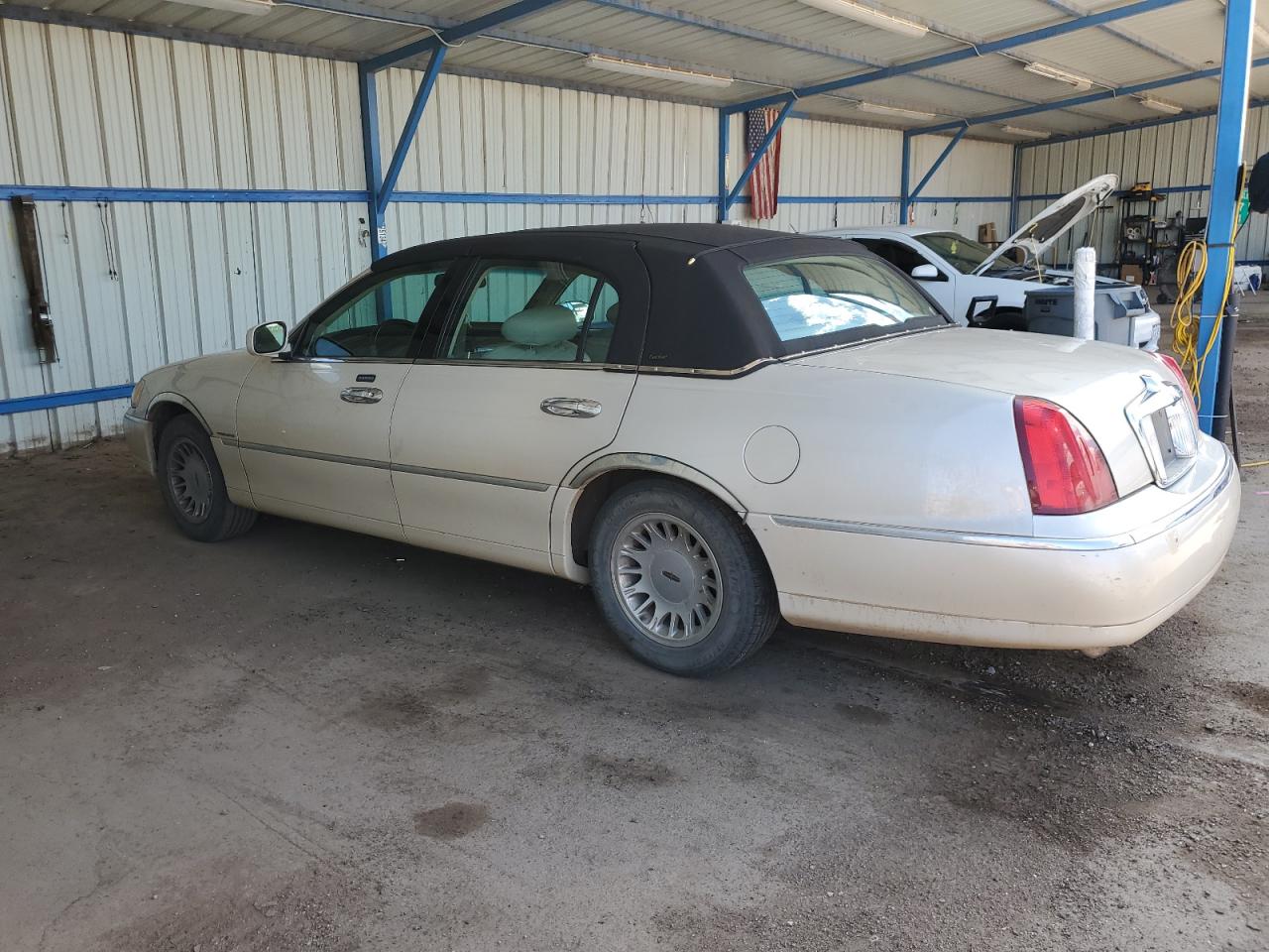 1LNHM83W7YY913367 2000 Lincoln Town Car Cartier