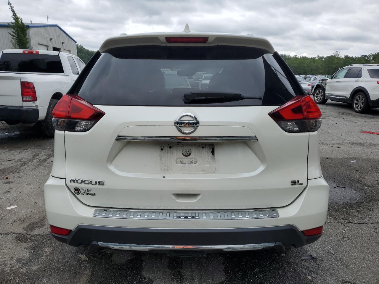 2017 Nissan Rogue S VIN: JN8AT2MT6HW388909 Lot: 61509374