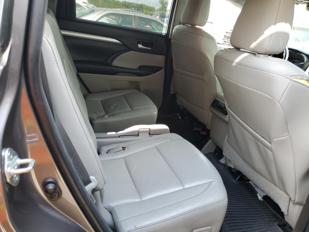 2016 Toyota Highlander Xle VIN: 5TDJKRFH0GS253004 Lot: 64034024