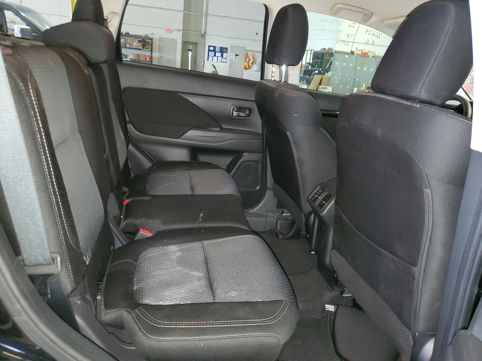 JA4AD2A35KZ037583 2019 Mitsubishi Outlander Es