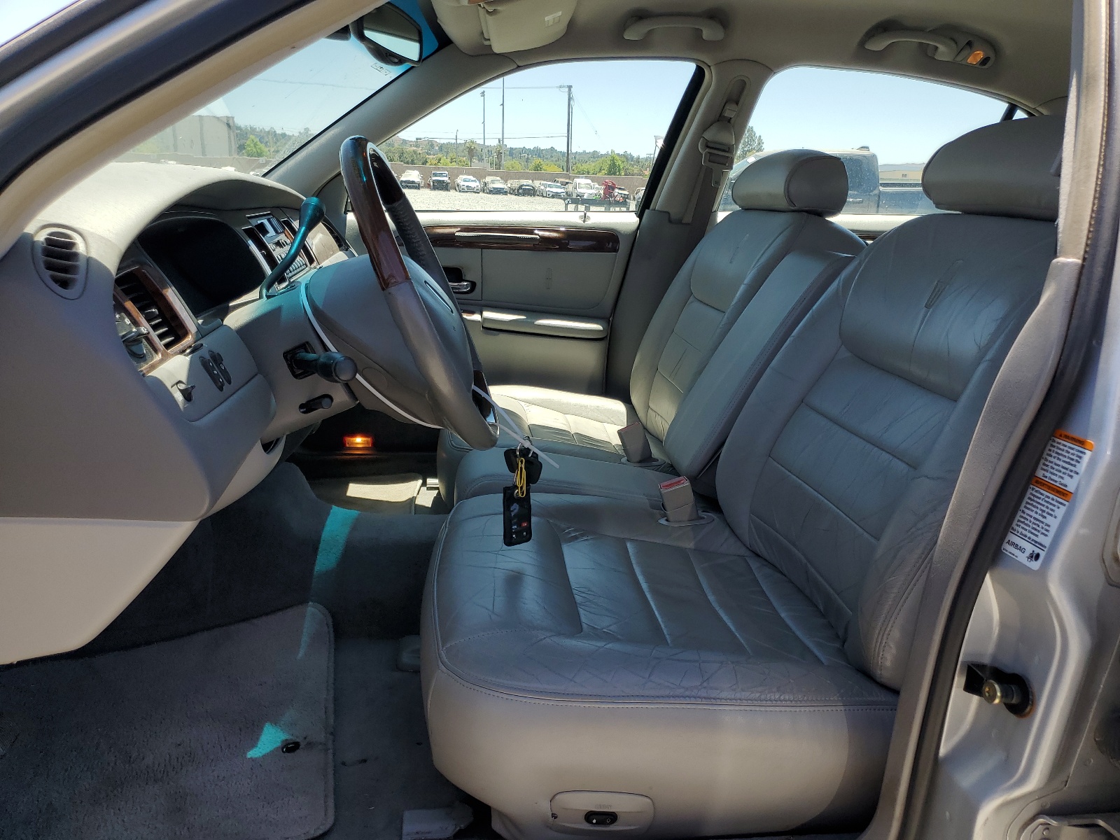 1LNHM82W21Y653046 2001 Lincoln Town Car Signature