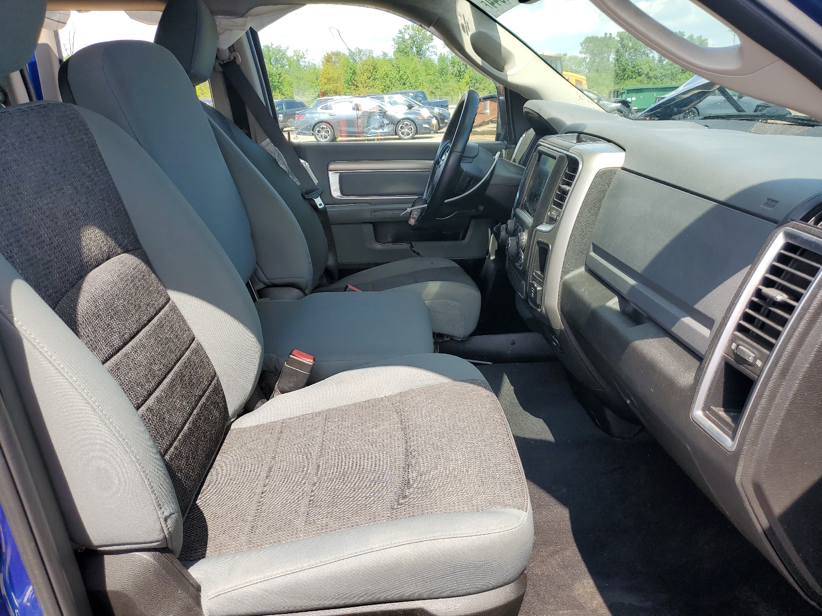 1C6RR7GG0KS592779 2019 Ram 1500 Classic Slt