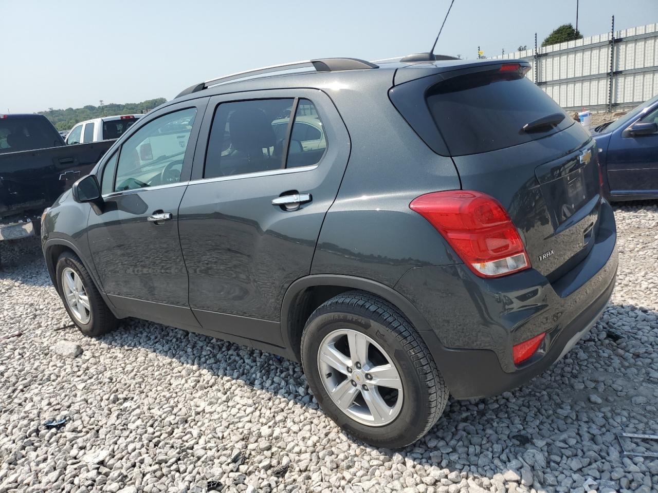 KL7CJLSB7JB710039 2018 CHEVROLET TRAX - Image 2