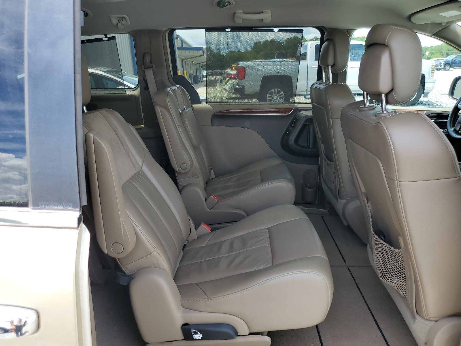 2A4RR6DG2BR687802 2011 Chrysler Town & Country Limited