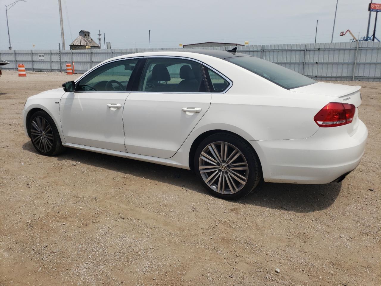2015 Volkswagen Passat - Image 2