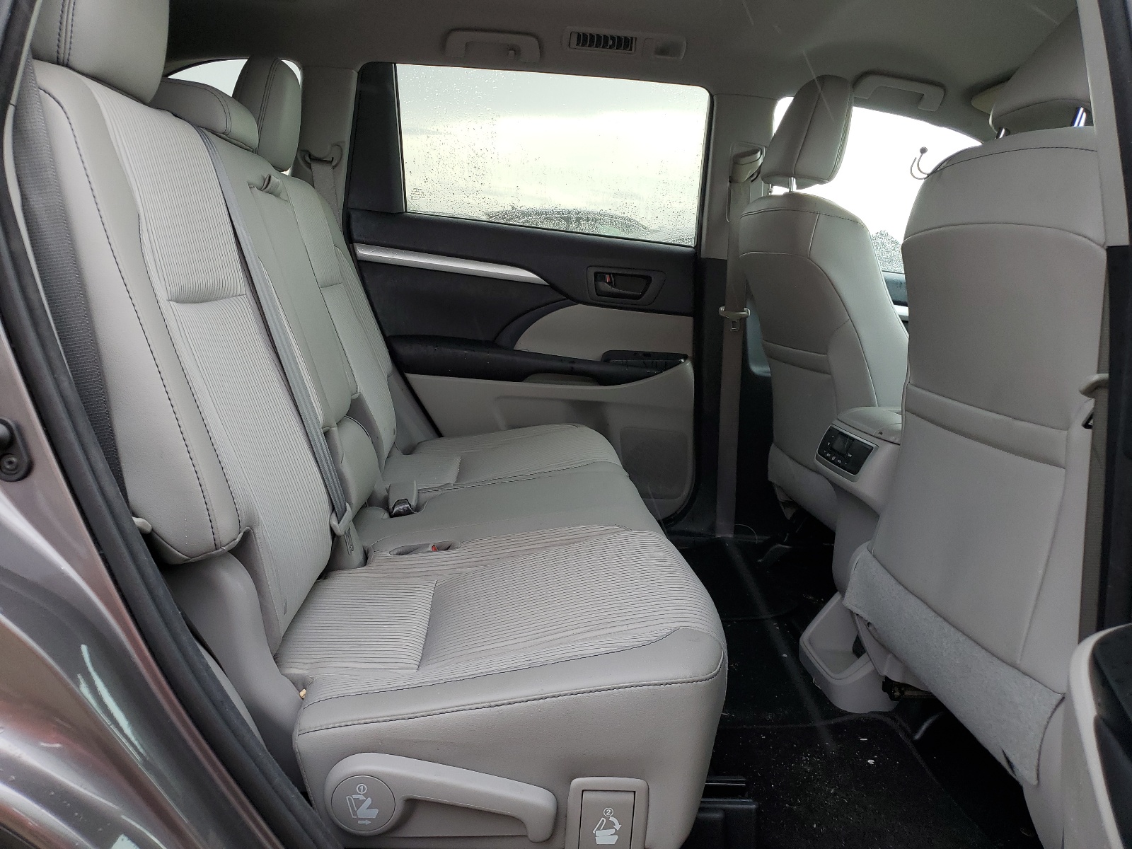 5TDBKRFH8GS338161 2016 Toyota Highlander Le