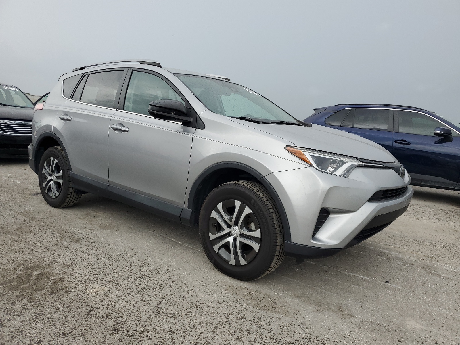 2017 Toyota Rav4 Le vin: 2T3ZFREV9HW336672