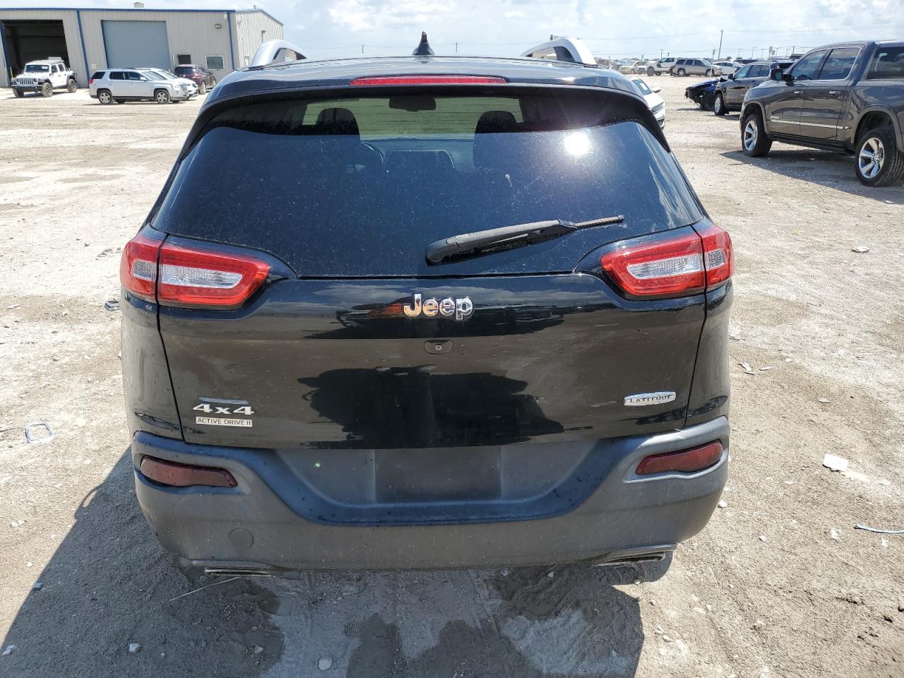 2015 Jeep Cherokee Latitude VIN: 1C4PJMCS8FW758898 Lot: 61949814