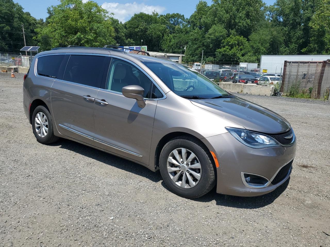 2017 Chrysler Pacifica - Image 4