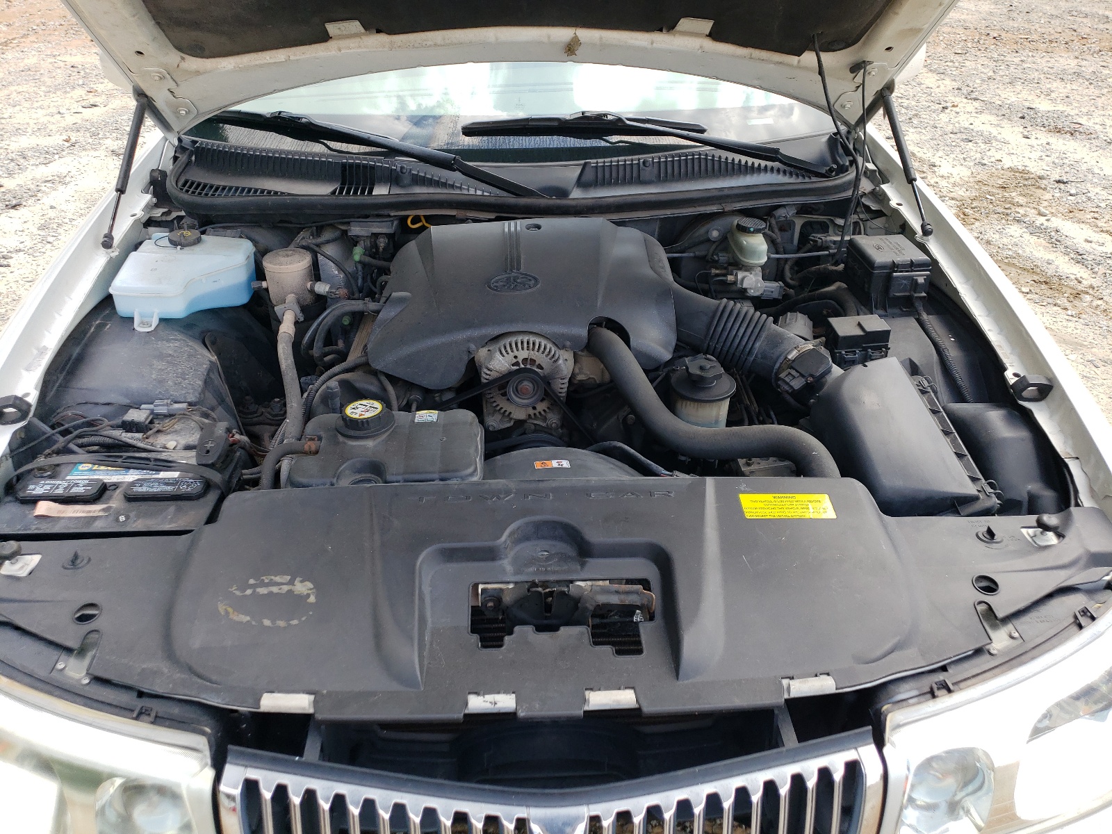 1LNHM82W32Y609915 2002 Lincoln Town Car Signature