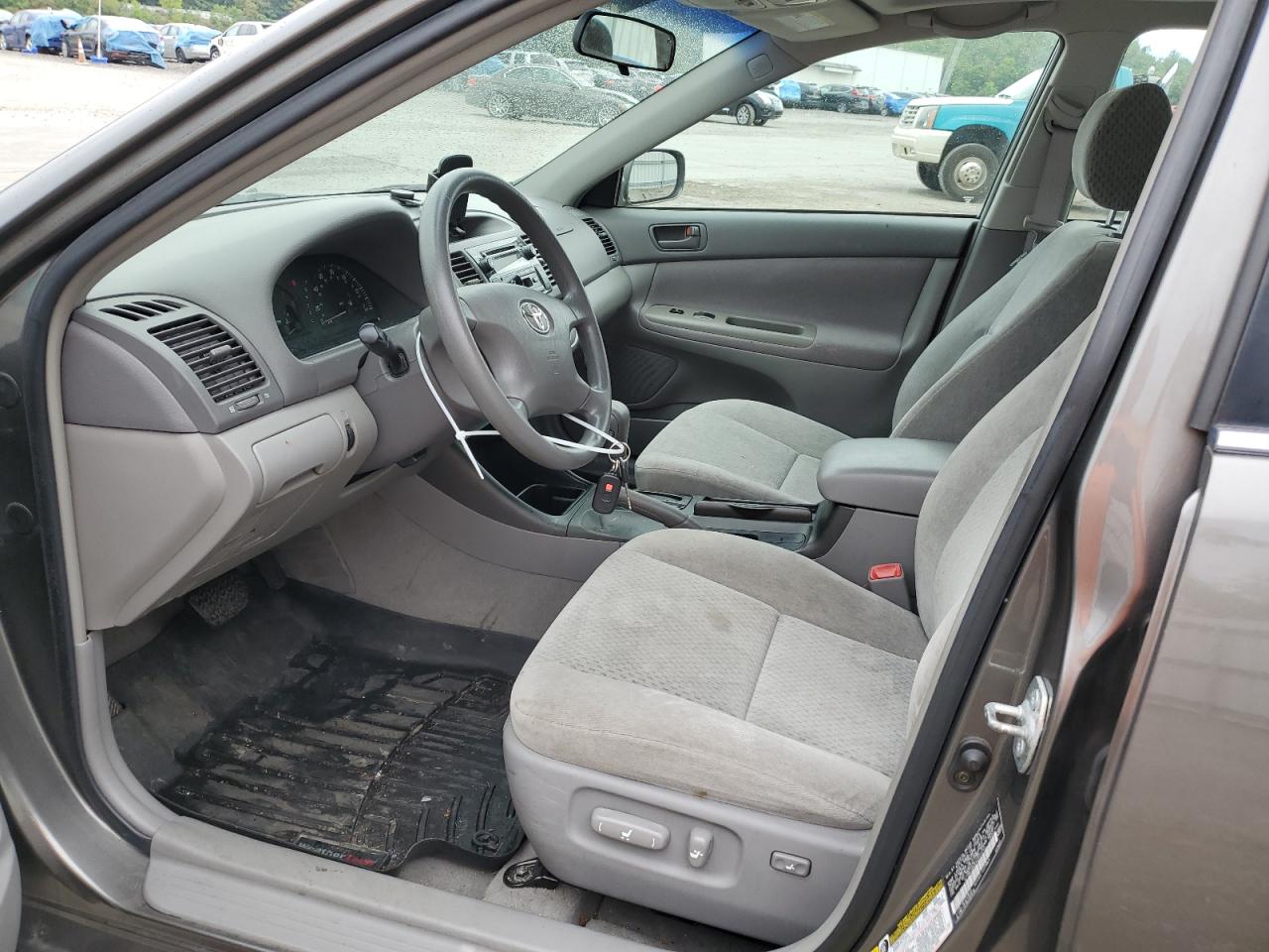 2004 Toyota Camry Le VIN: 4T1BE30K64U913742 Lot: 63591924