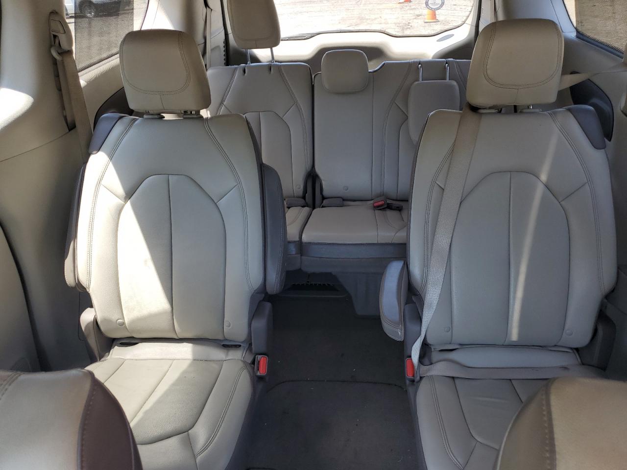 2017 Chrysler Pacifica - Image 10