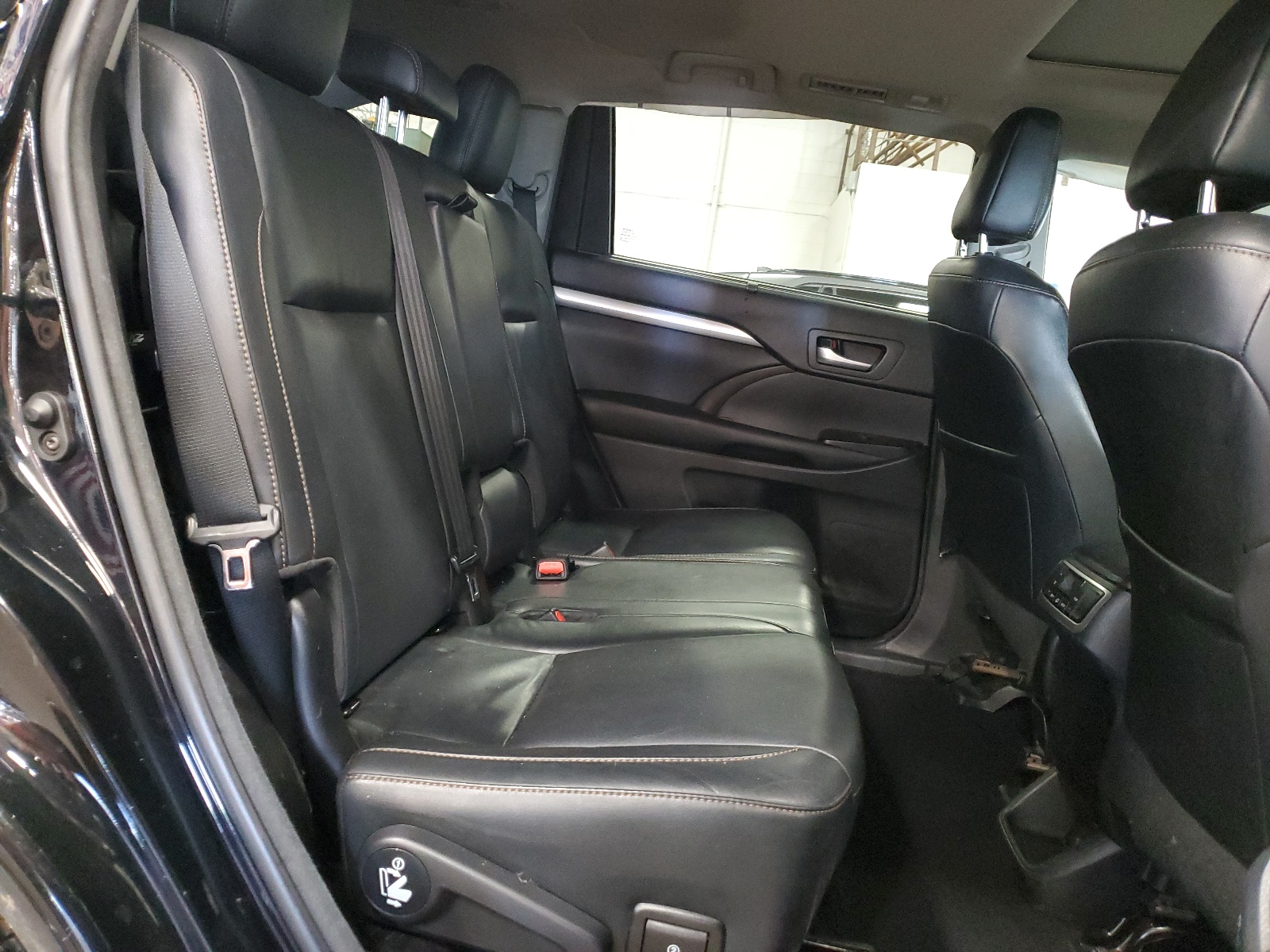 5TDJZRFH2JS812877 2018 Toyota Highlander Se