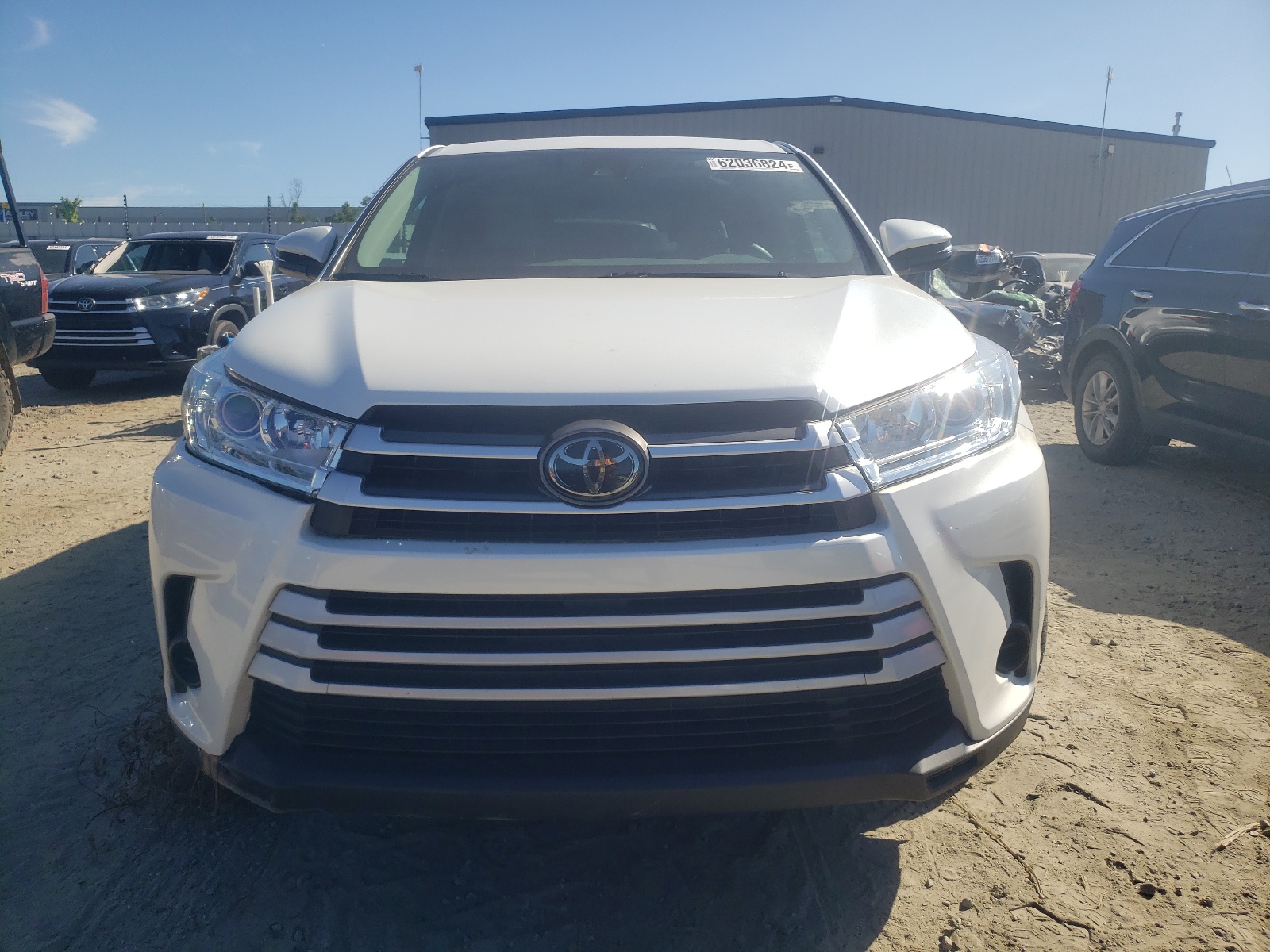 5TDZARFH0HS028217 2017 Toyota Highlander Le