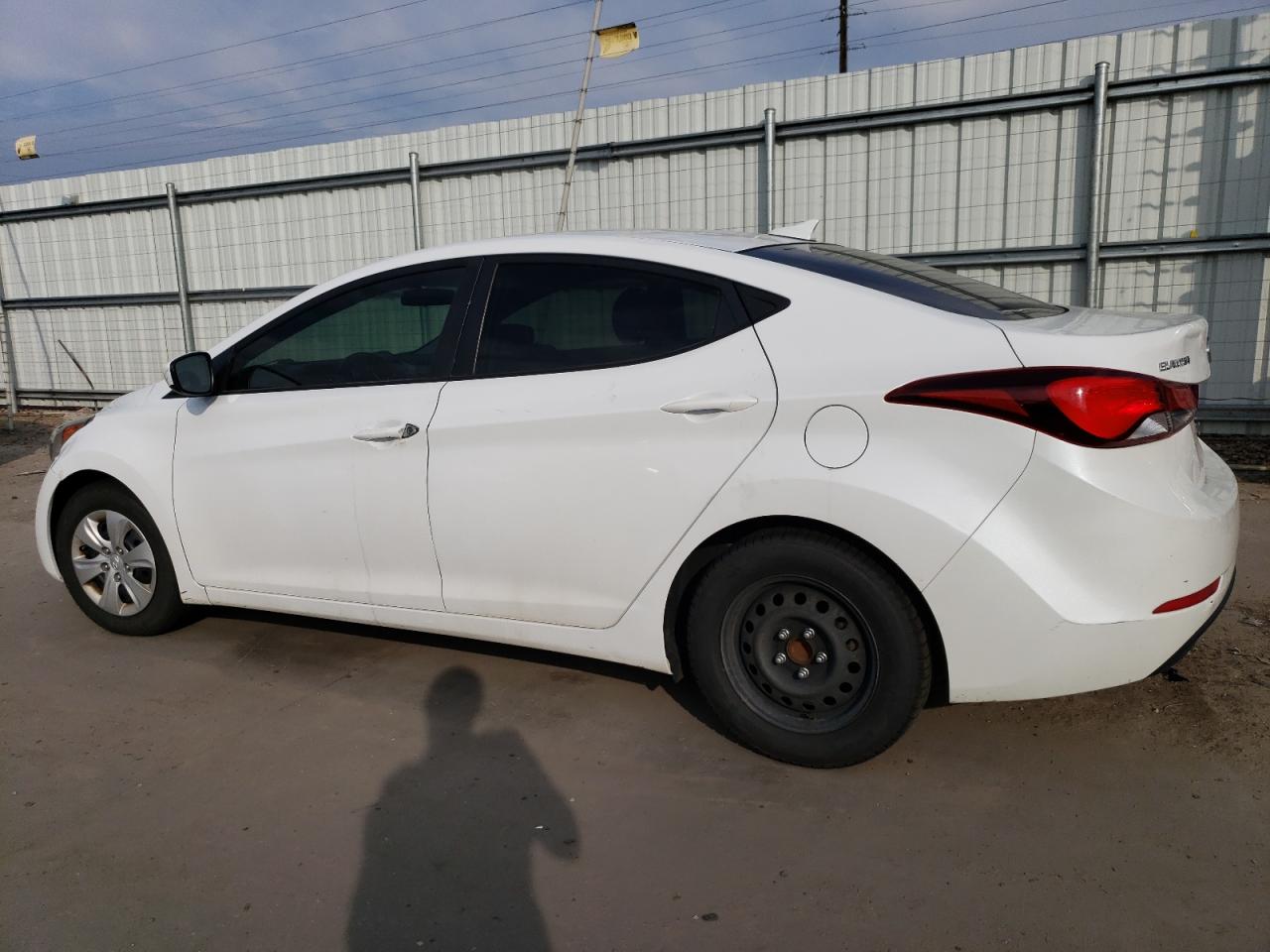 5NPDH4AE2GH678144 2016 HYUNDAI ELANTRA - Image 2