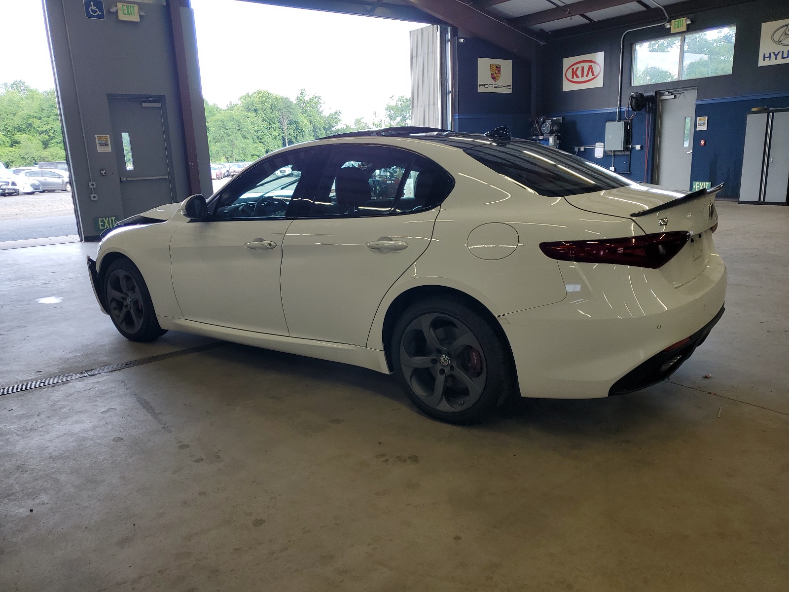 2017 Alfa Romeo Giulia Q4 vin: ZARFAEDN4H7549994