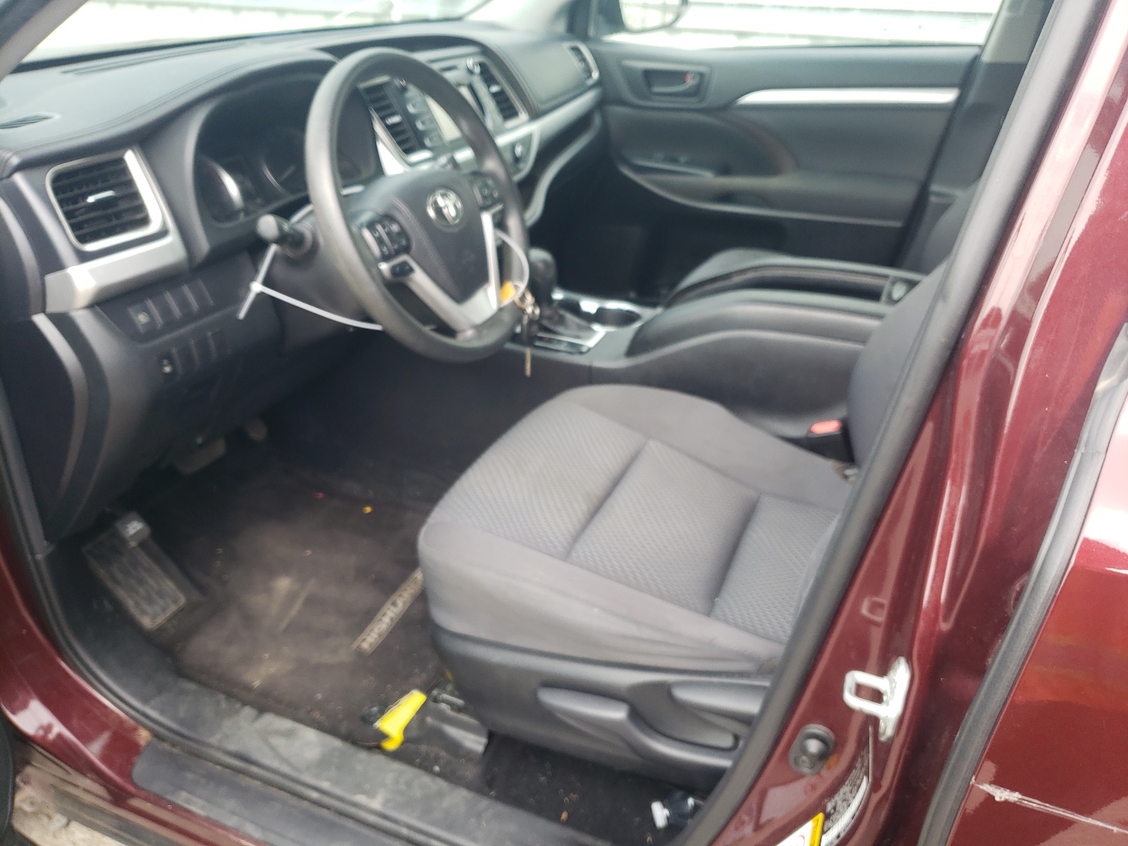 5TDZARFH1KS060990 2019 Toyota Highlander Le