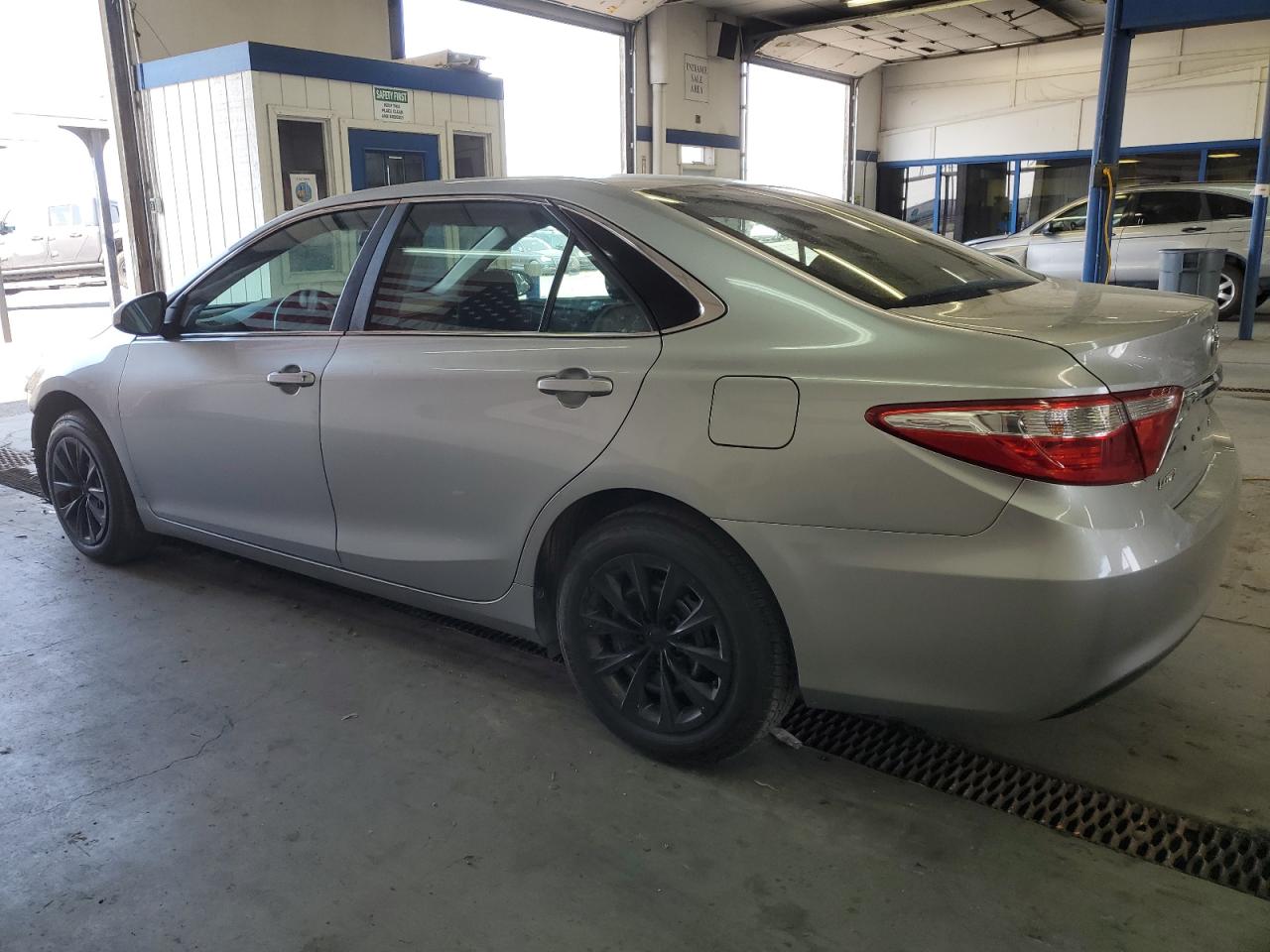 4T4BF1FKXFR488768 2015 TOYOTA CAMRY - Image 2