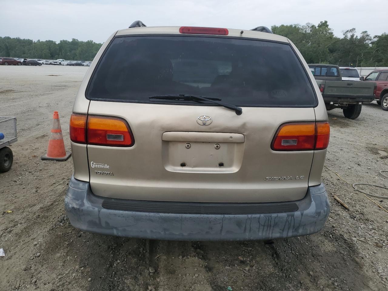 2000 Toyota Sienna Le VIN: 4T3ZF13C4YU205586 Lot: 63260454