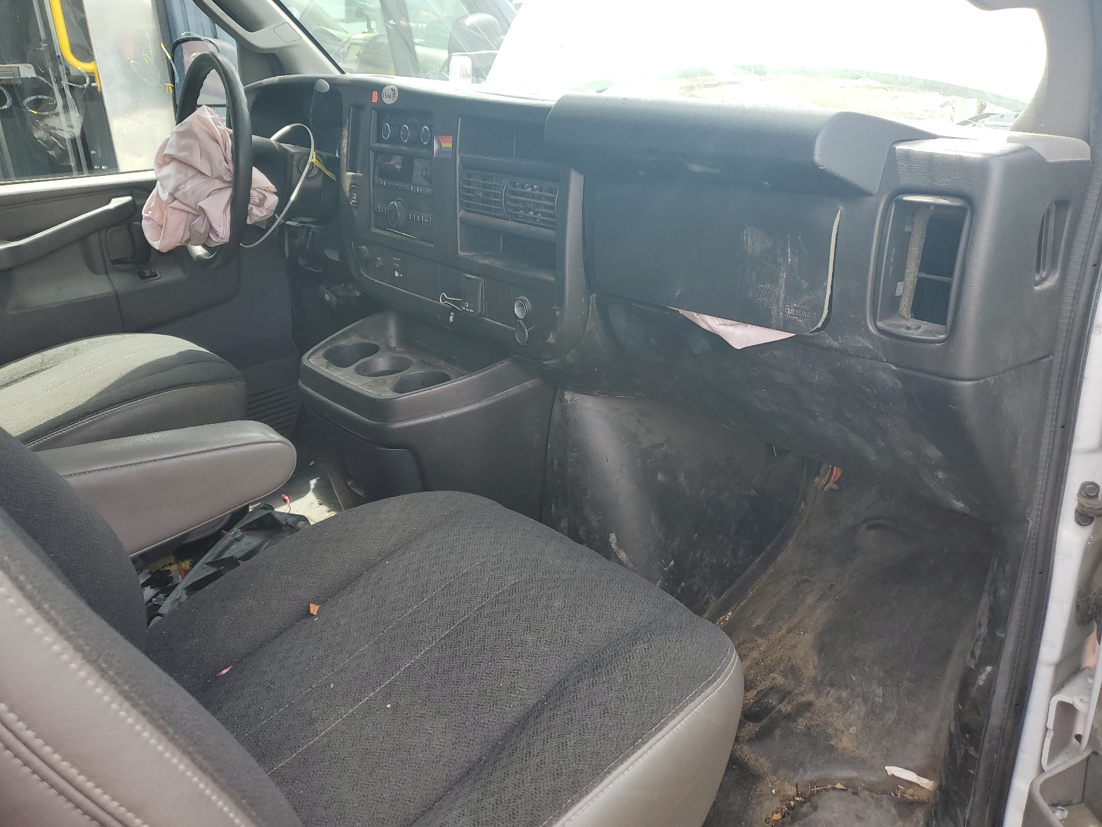 1GCWGAFG9K1320379 2019 Chevrolet Express G2500