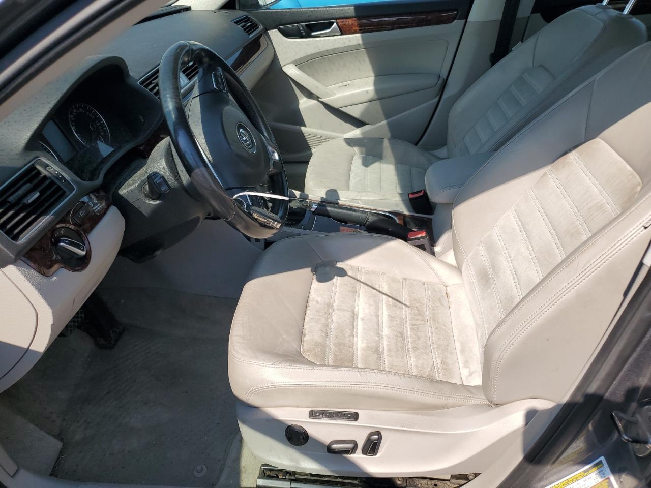 2014 Volkswagen Passat - Image 7