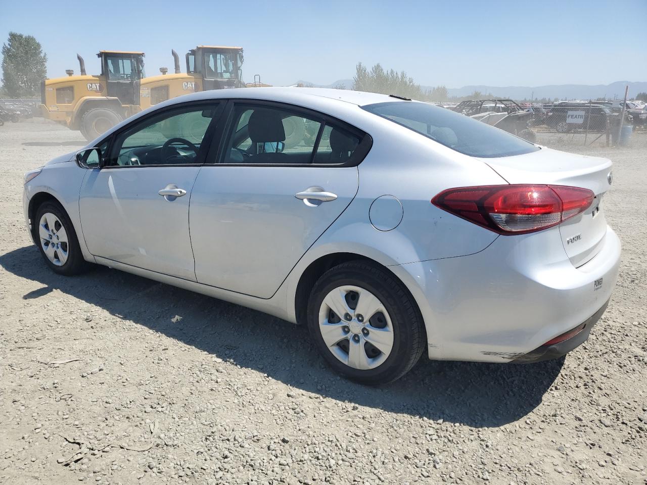 3KPFK4A70JE220335 2018 KIA FORTE - Image 2