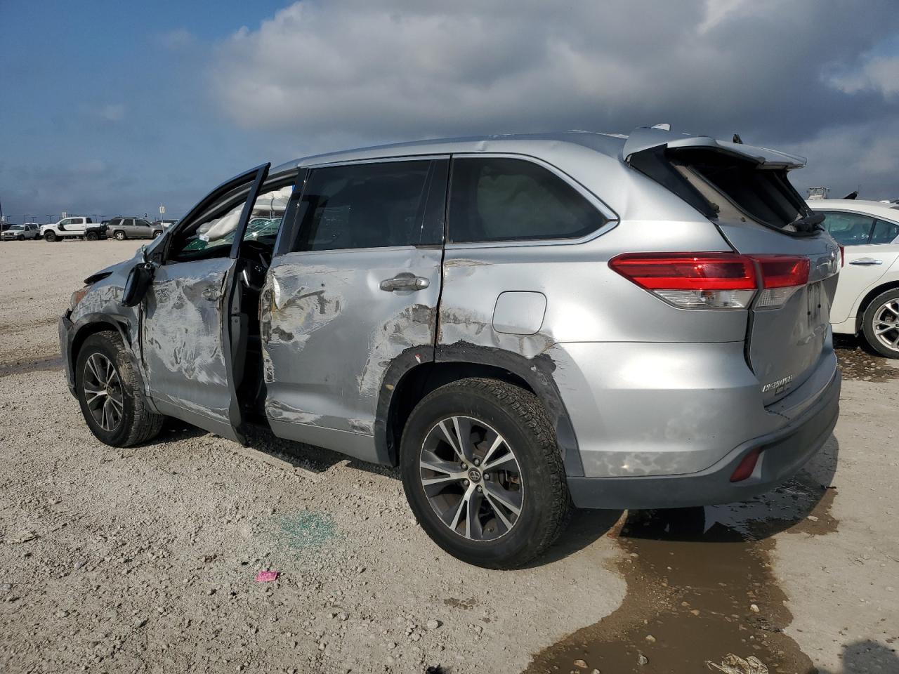 2017 Toyota Highlander Le VIN: 5TDZZRFH8HS220705 Lot: 64369214