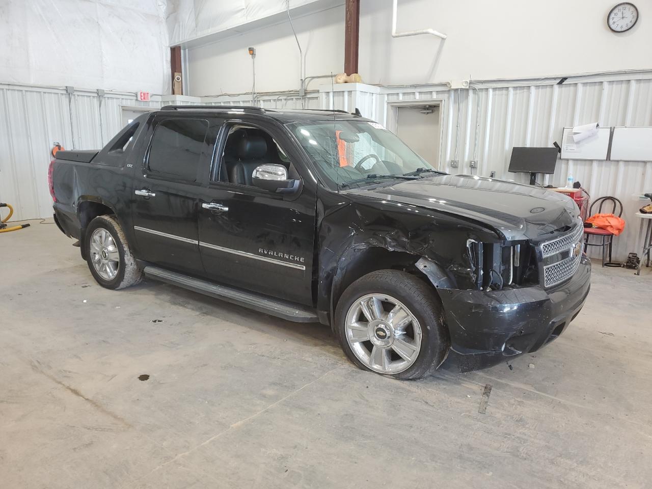 2010 Chevrolet Avalanche - Image 4