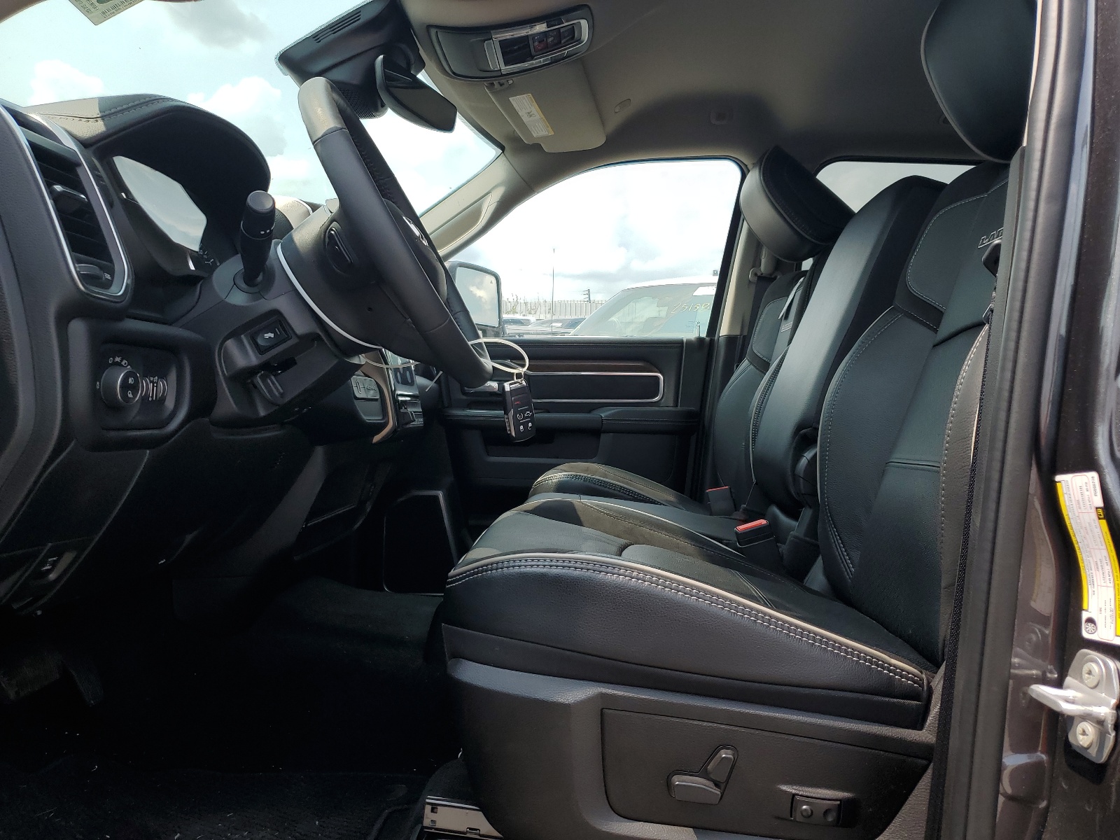 3C63R3JL3PG555776 2023 Ram 3500 Laramie