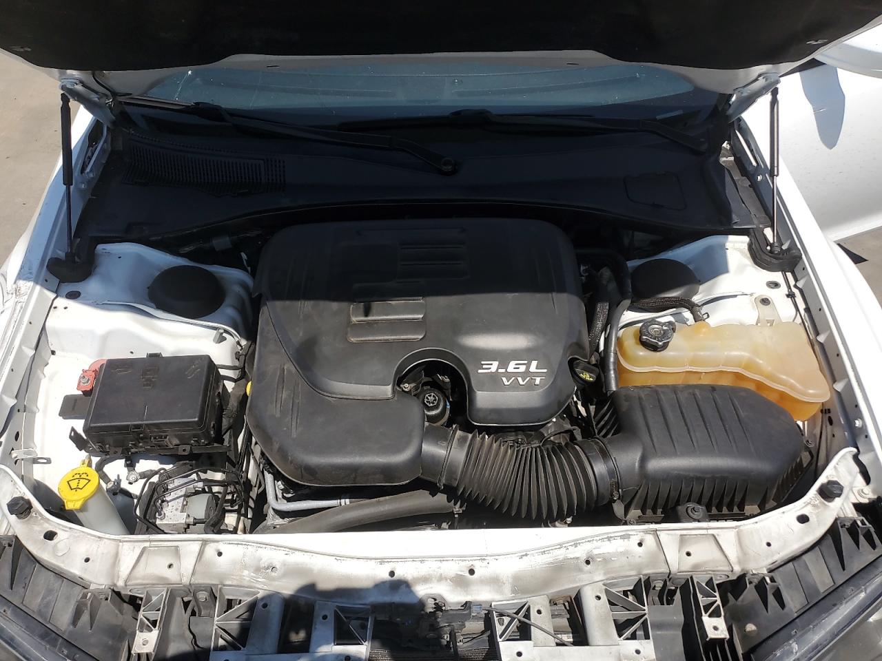 2015 Chrysler 300 - Image 13