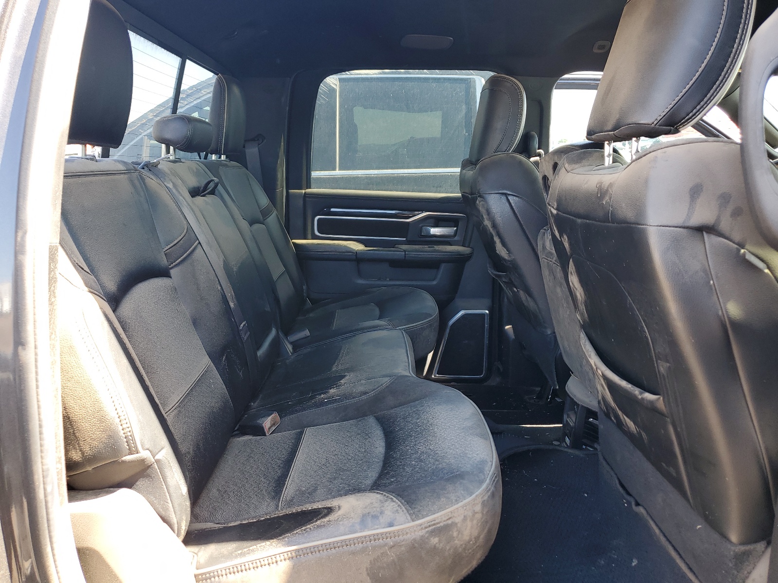 3C63RPJL8KG667876 2019 Ram 3500 Laramie