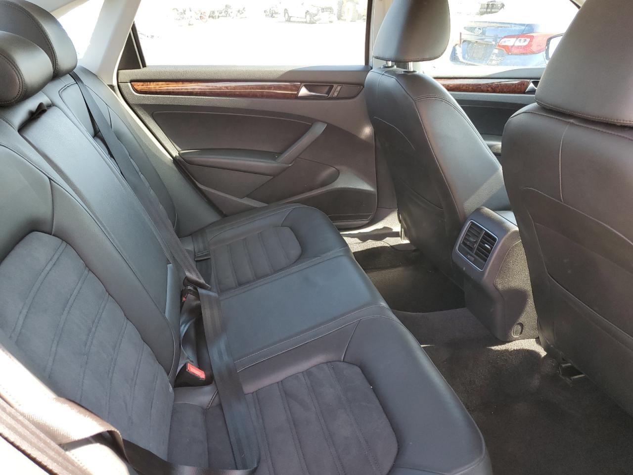 2013 Volkswagen Passat Sel VIN: 1VWCN7A34DC050384 Lot: 61831534