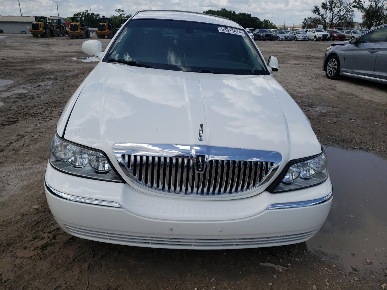 2007 Lincoln Town Car Signature VIN: 1LNHM81V57Y608555 Lot: 63311474