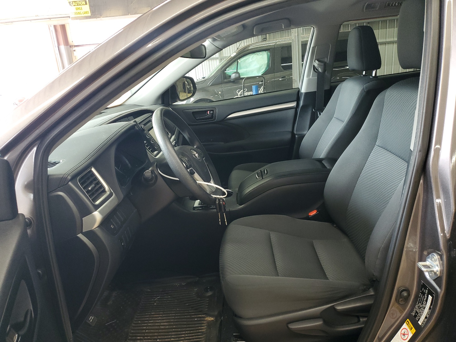 5TDZZRFH9KS360401 2019 Toyota Highlander Le