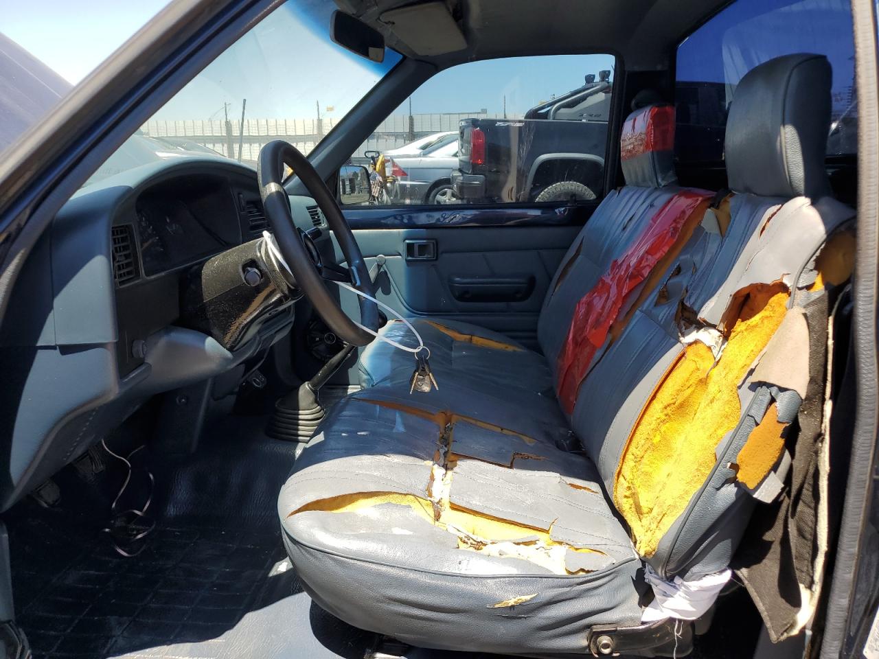 1992 Toyota Pickup 1/2 Ton Short Wheelbase VIN: JT4RN81A5N0103761 Lot: 64627604