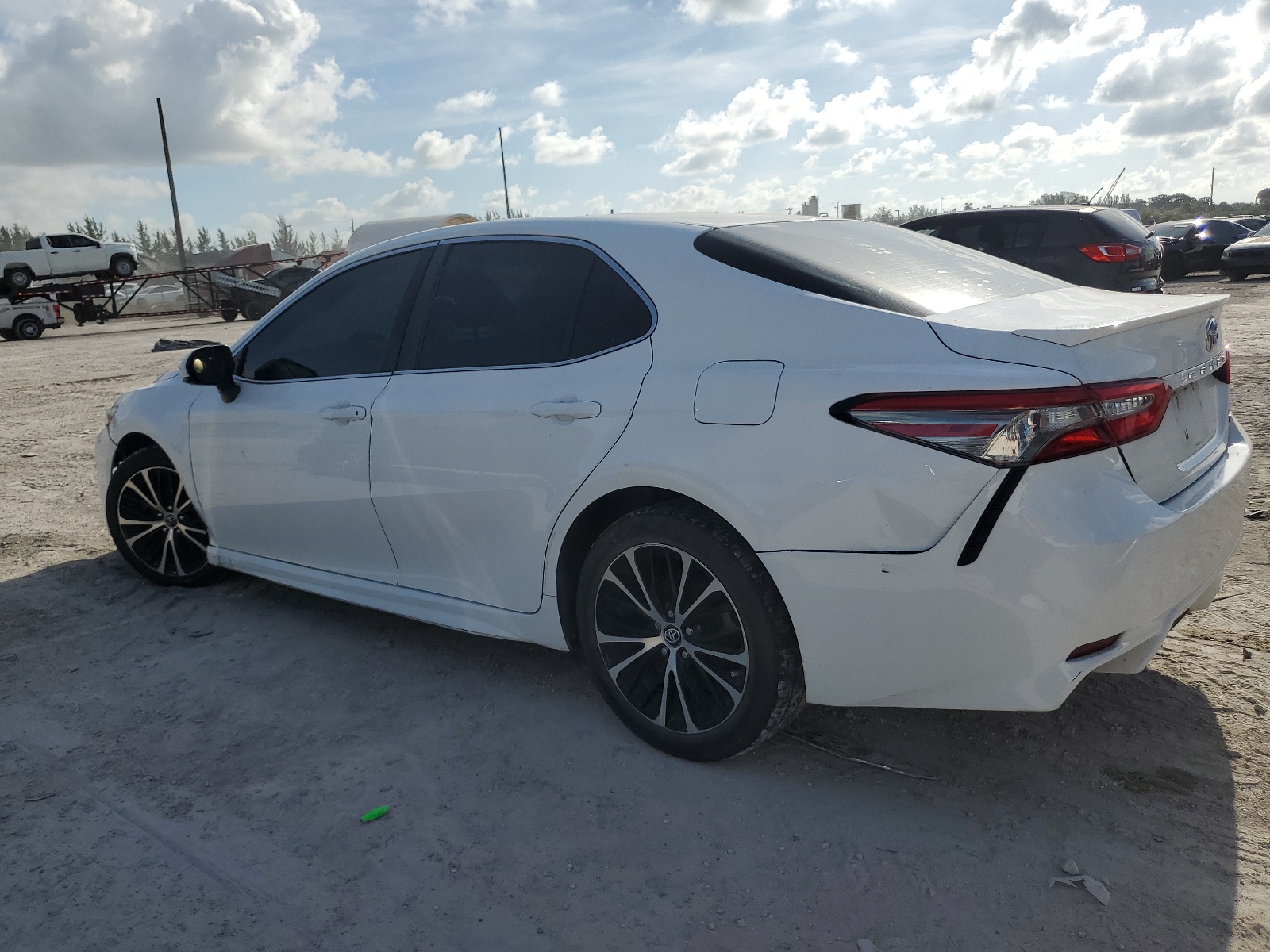 2018 Toyota Camry L vin: 4T1B11HK1JU676934