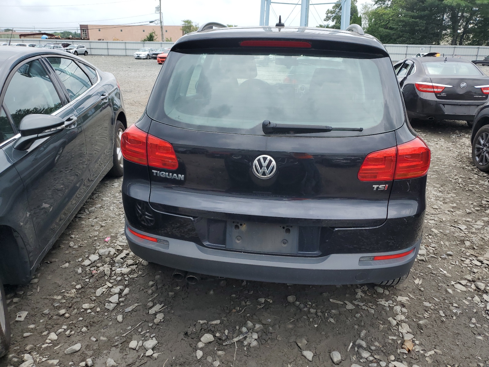 2016 Volkswagen Tiguan S vin: WVGAV7AX8GW546901