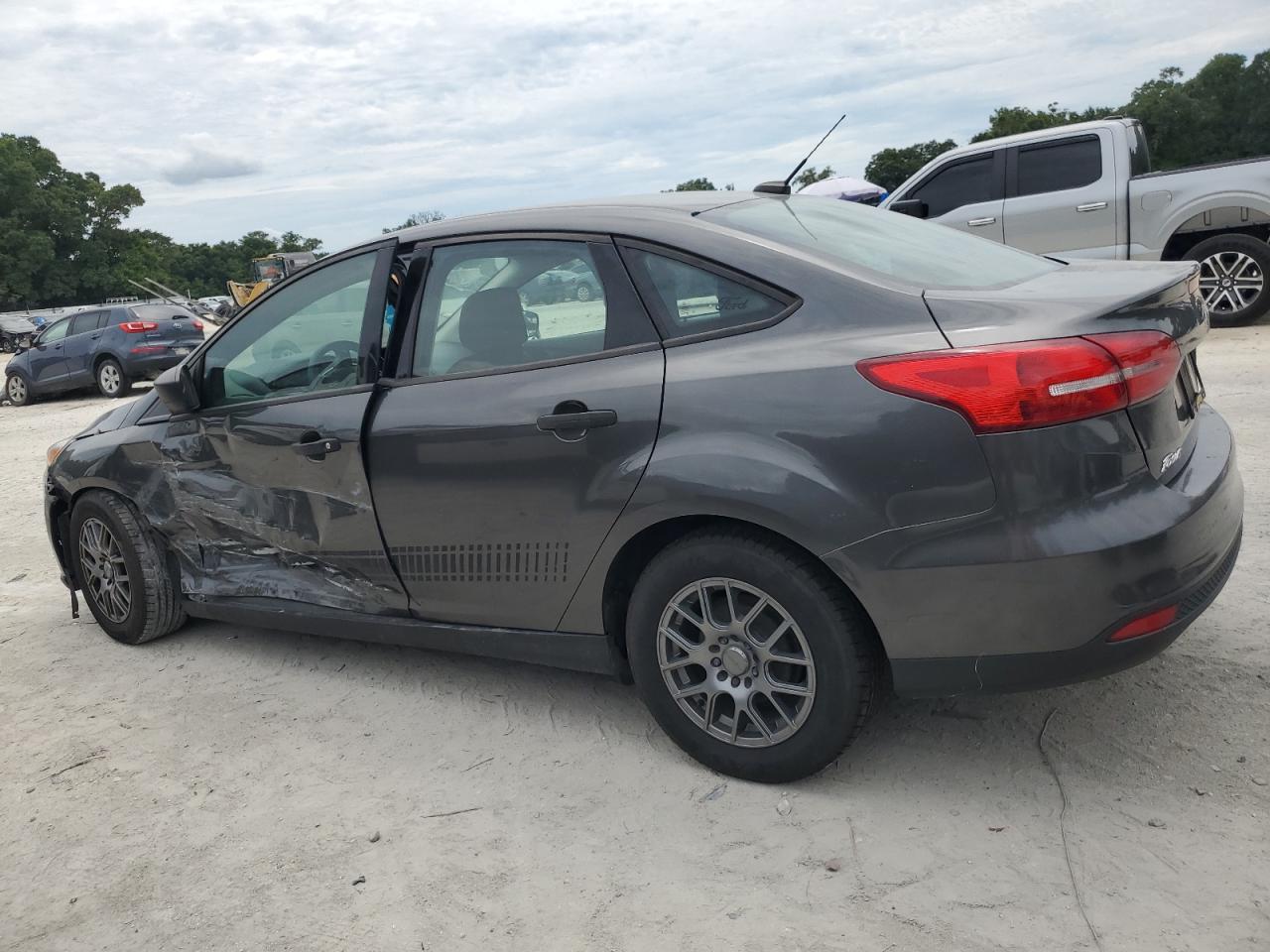 2018 Ford Focus S VIN: 1FADP3E26JL285043 Lot: 62495934