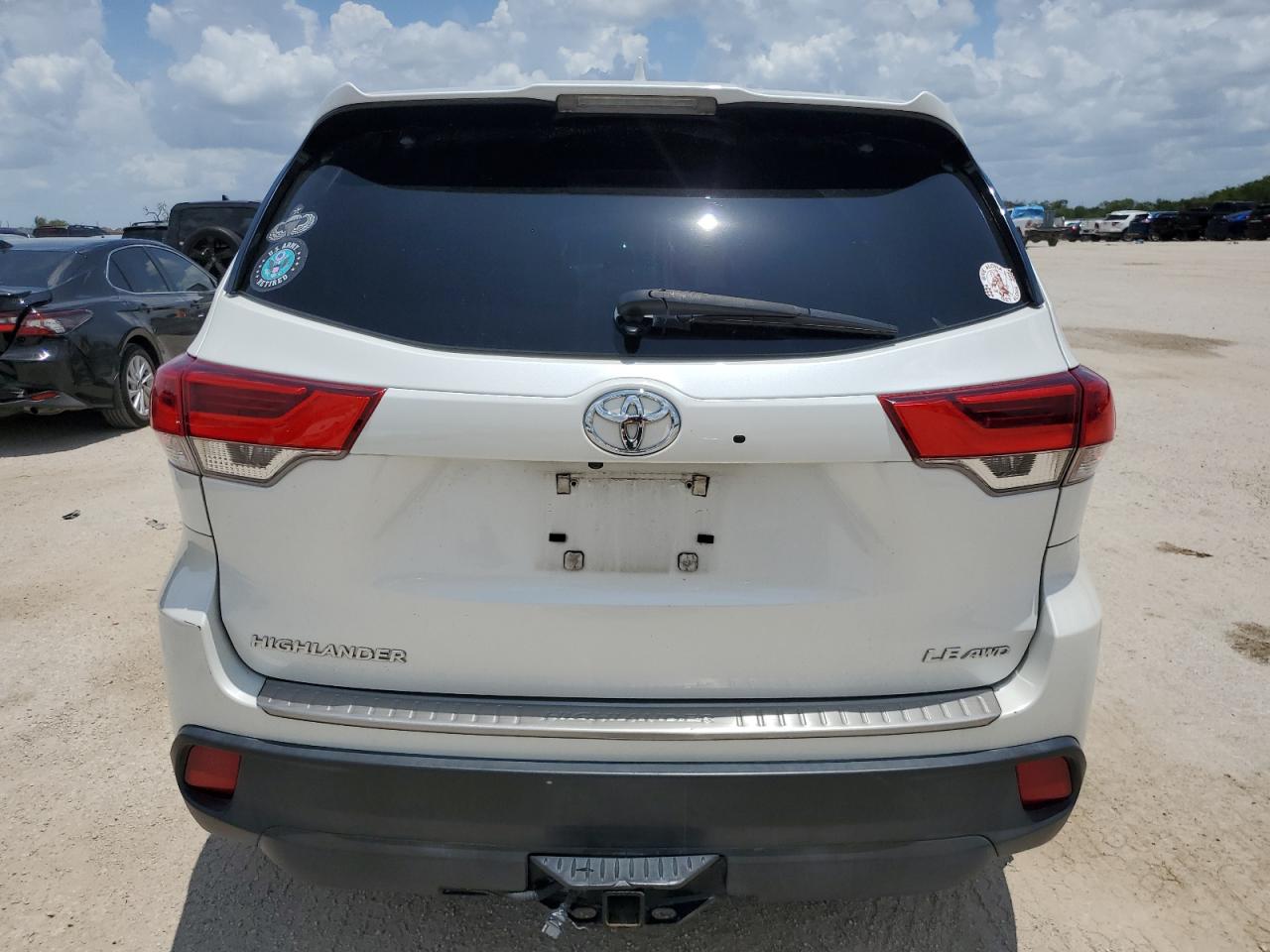 2018 Toyota Highlander Le VIN: 5TDBZRFH1JS882200 Lot: 64005294