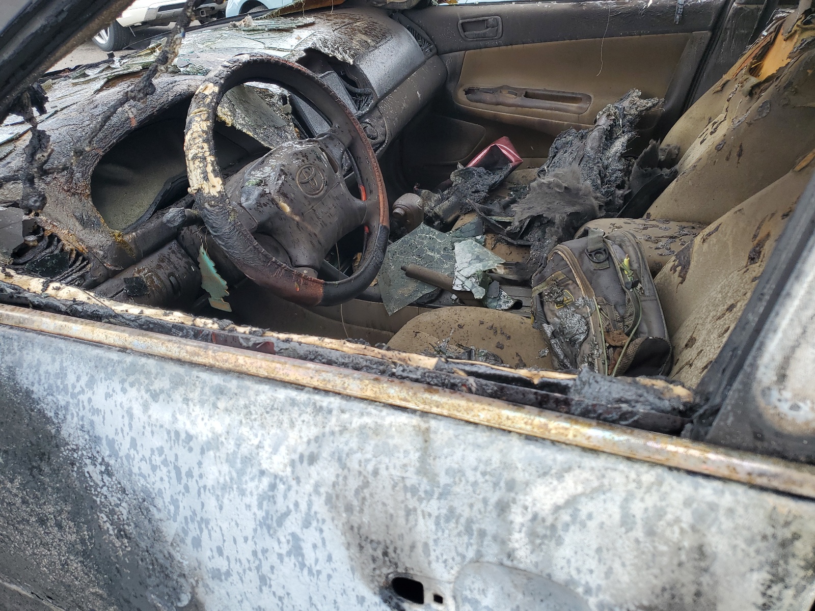 T0TALBURNN0V1N 2003 Toyota Camry Le