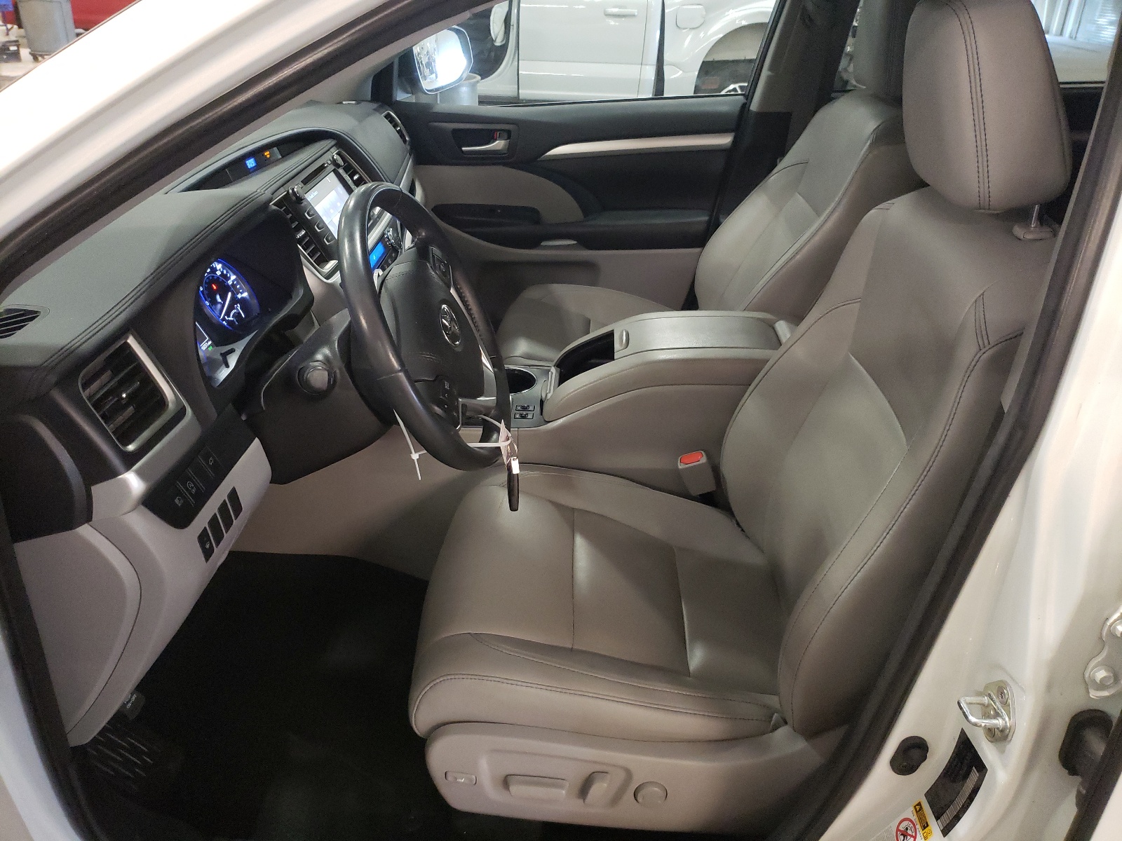 5TDJZRFH8JS558091 2018 Toyota Highlander Se