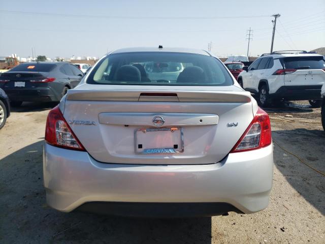  NISSAN VERSA 2019 Srebrny
