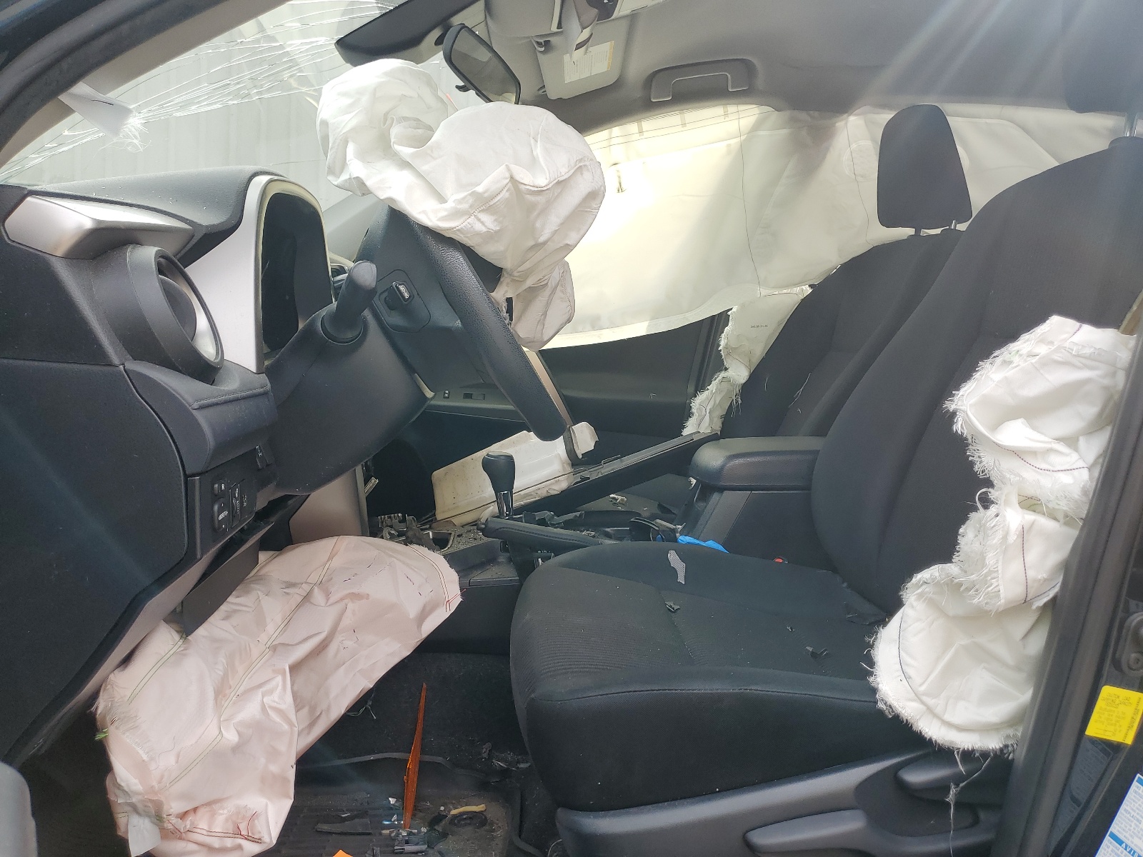 JTMBFREV5JJ726996 2018 Toyota Rav4 Le