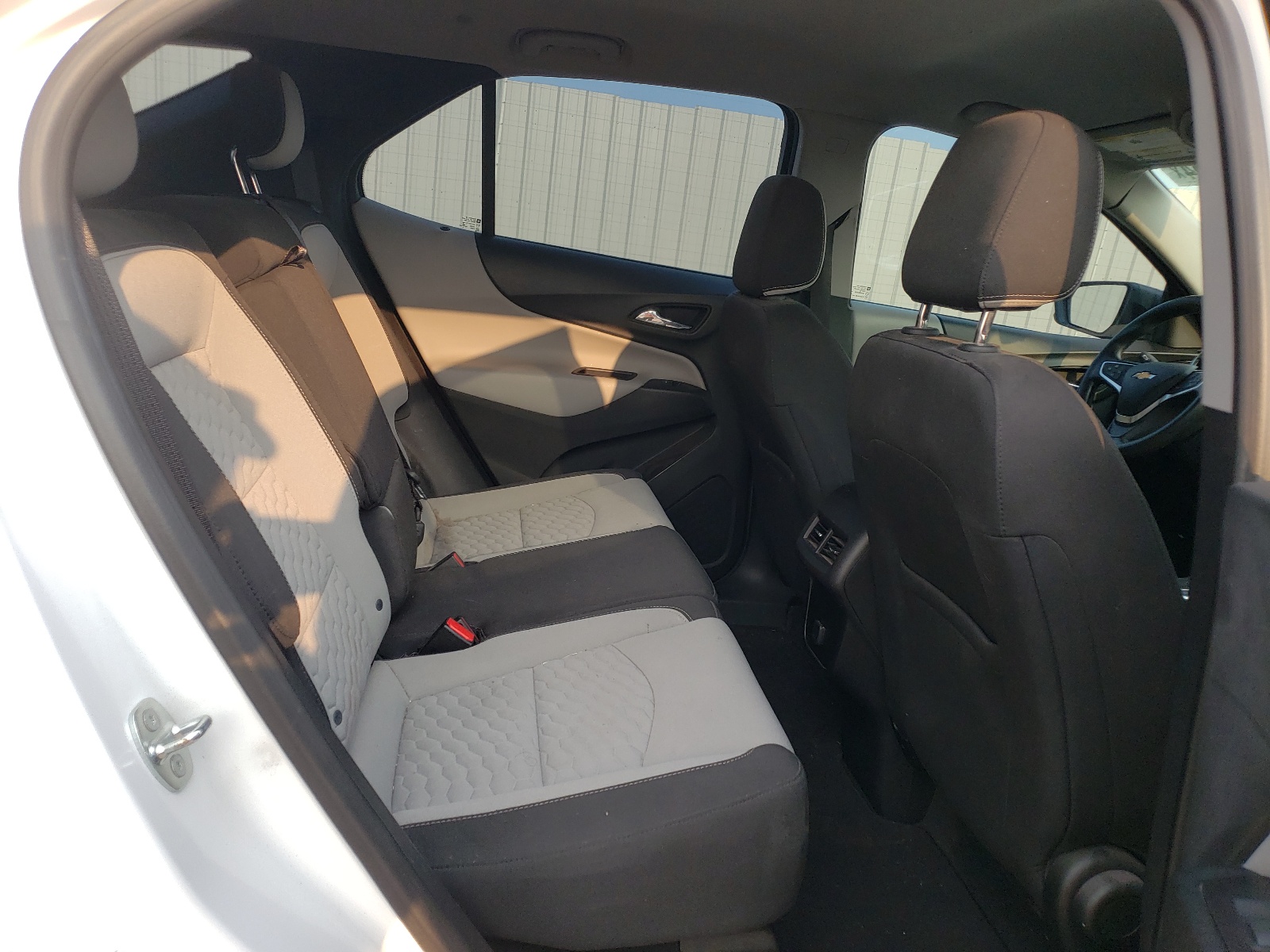 2GNAXREV6J6143611 2018 Chevrolet Equinox Ls