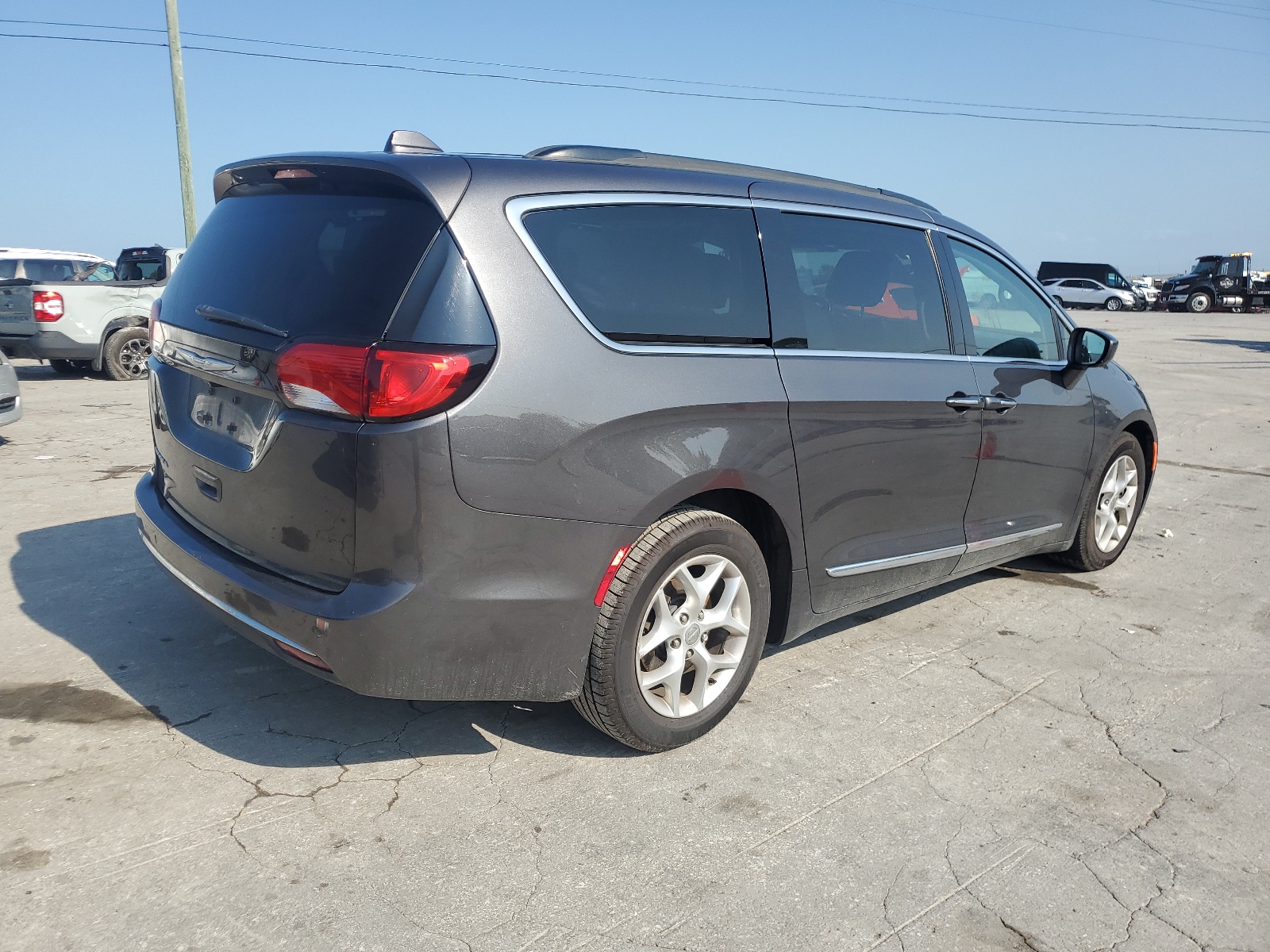 2017 Chrysler Pacifica Touring L vin: 2C4RC1BG6HR763480