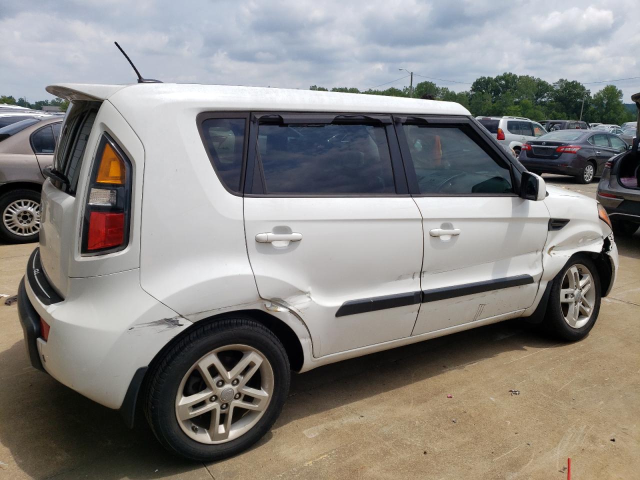 2011 Kia Soul + VIN: KNDJT2A29B7321648 Lot: 64137094