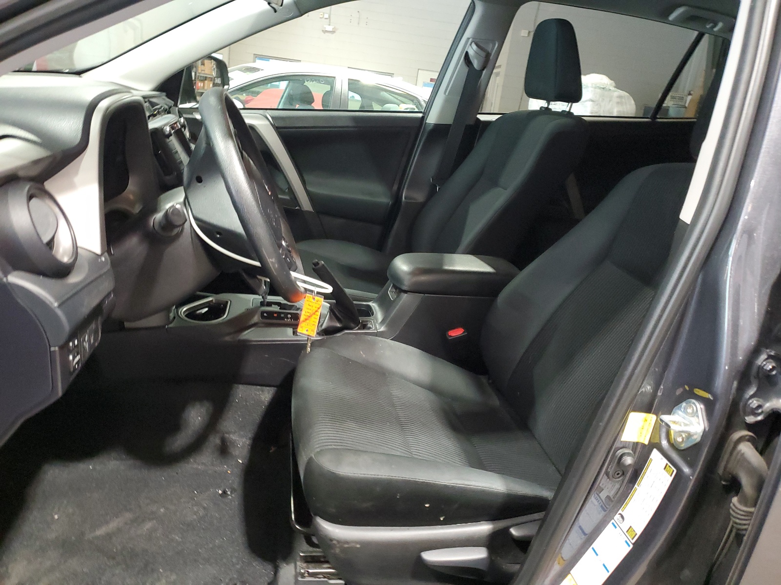 2T3BFREVXJW856368 2018 Toyota Rav4 Le