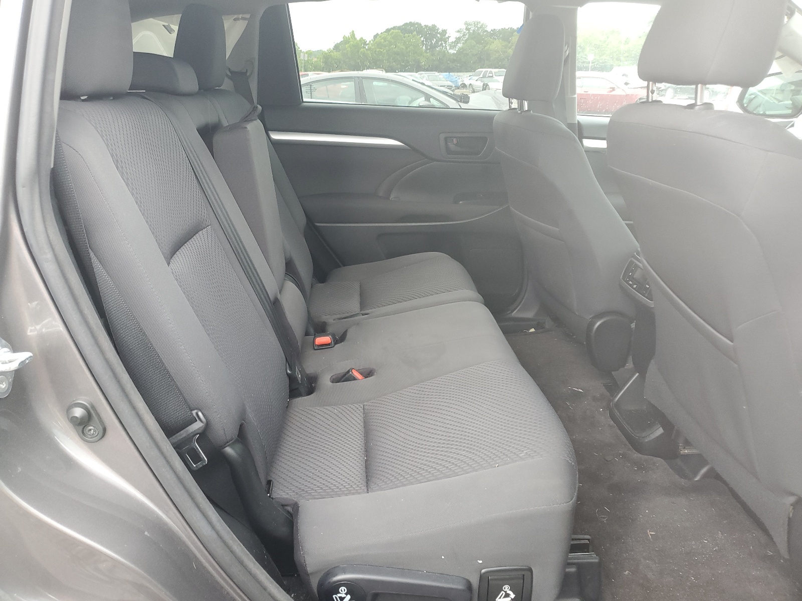 5TDZARFH3HS026851 2017 Toyota Highlander Le