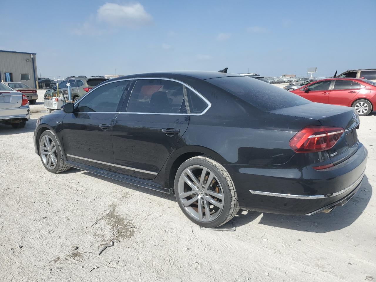 2017 Volkswagen Passat - Image 2